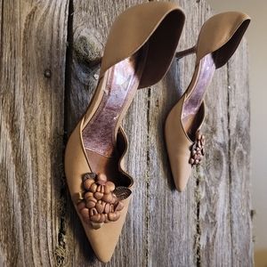 Unisa pointed toe 2 inch heel.